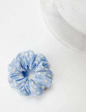 DAISY FLORAL SCRUNCHIE - CLASSIC - Chelsea King